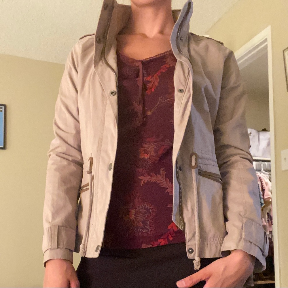 Adorable tan Hollister jacket!